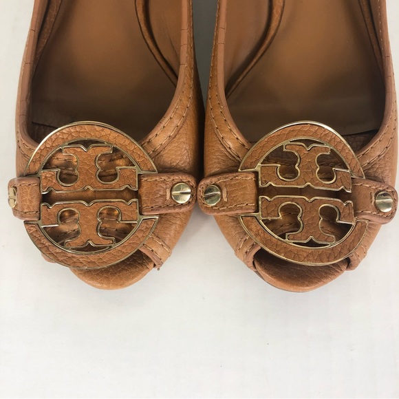 Tory Burch Amanda Tan Peep Toe Gold Logo Low Wedge Heels Size 6M - Picture 9 of 9